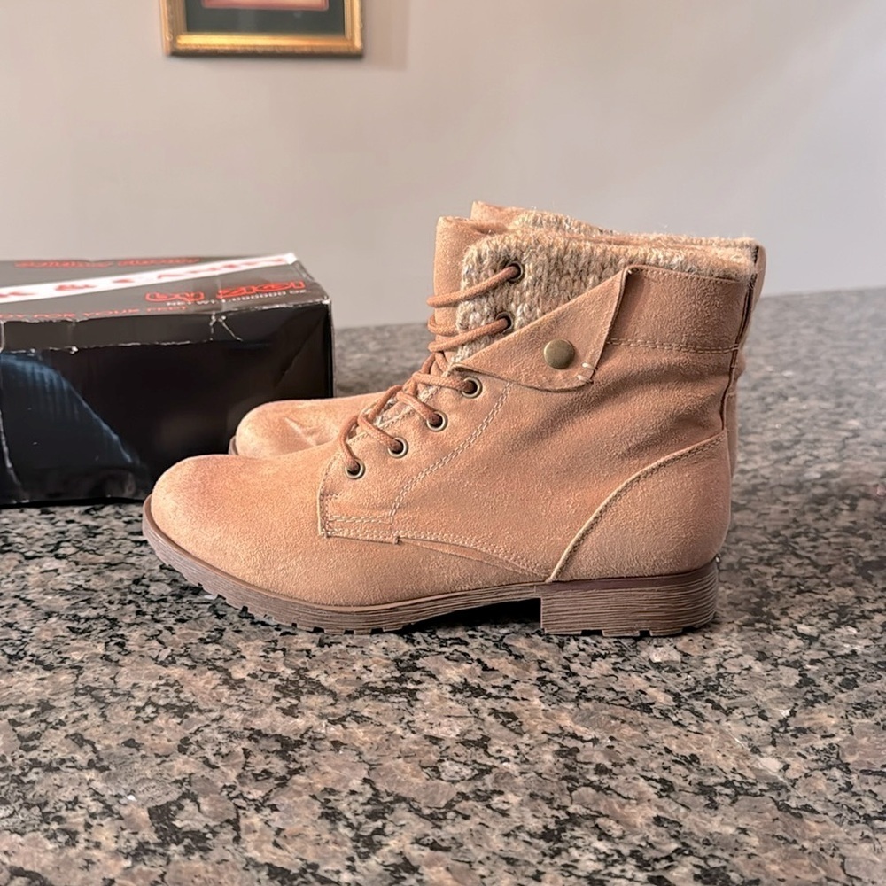Rock & Candy Tavin ran lace boot NIB 8
